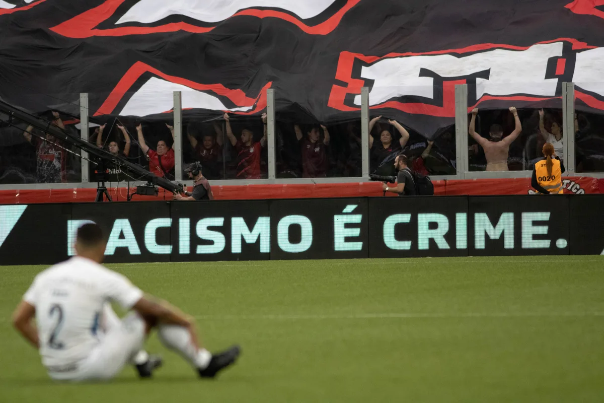 Artilheiro do Brasileirão é alvo de ataques racistas após clássico