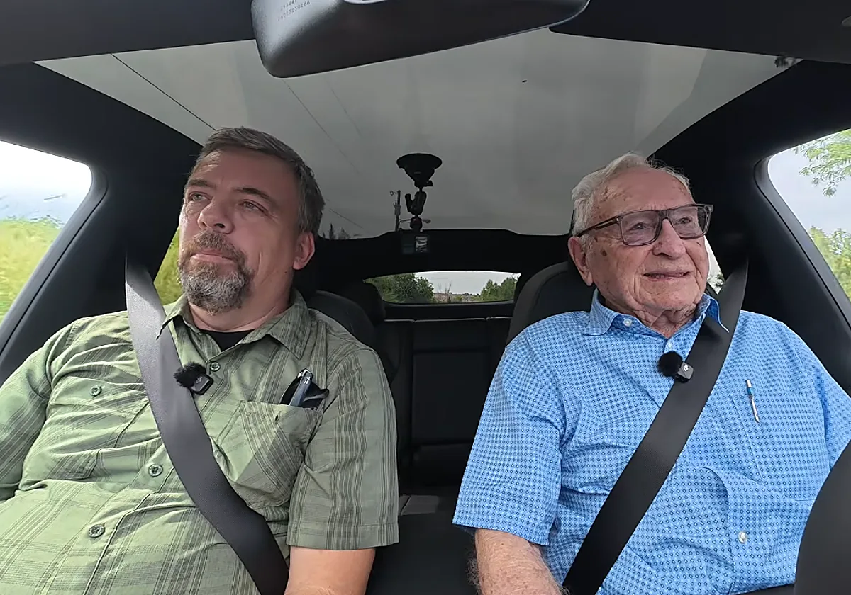 Larry, 98 años, cuenta su experiencia con un Tesla autónomo: «He tenido más de 100 vehículos, y esto magia y un verdadero deleite»