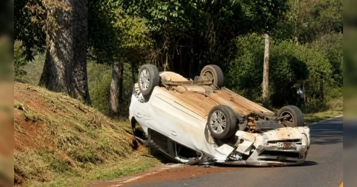 Motorista perde o controle da direção e capota veículo na PRC-466, em Manoel Ribas