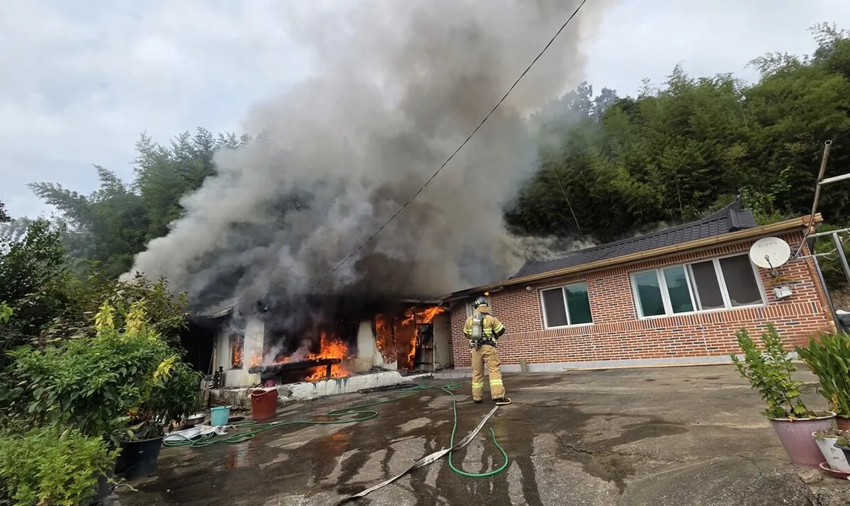 경북 경주 한 주택에서 불… 진화 중 붕괴로 30대 소방관 등 2명 부상