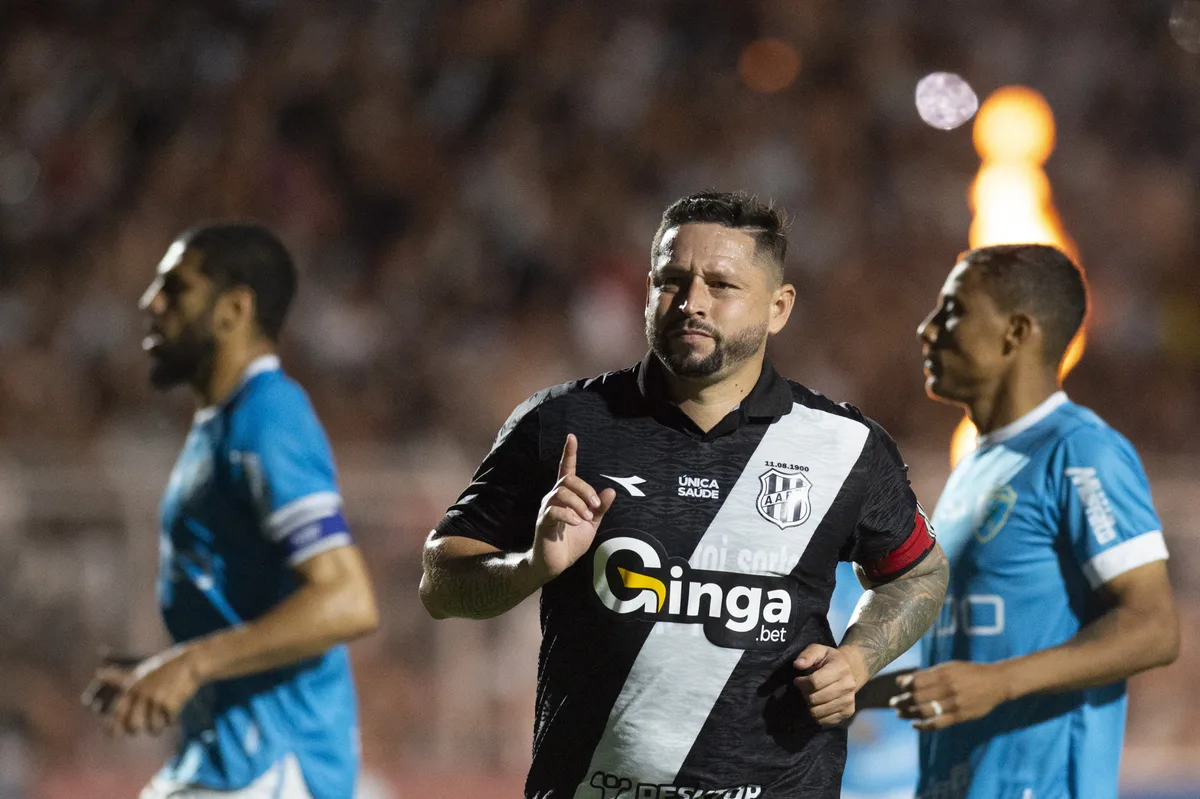 Idolatria, títulos e desabafos: relembre momentos de Elvis nos 150 jogos pela Ponte