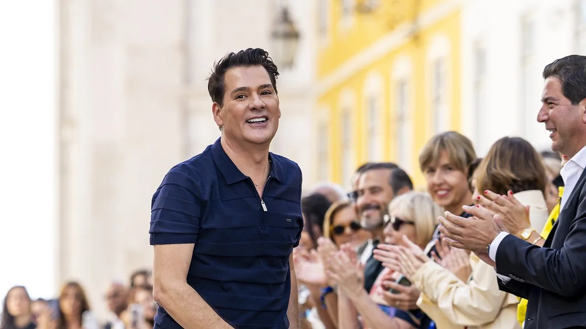 Com Carlos Gil descobrimos um mundo de cores: “Já alterei o gosto de muitas pessoas que se vestiam todas de preto”