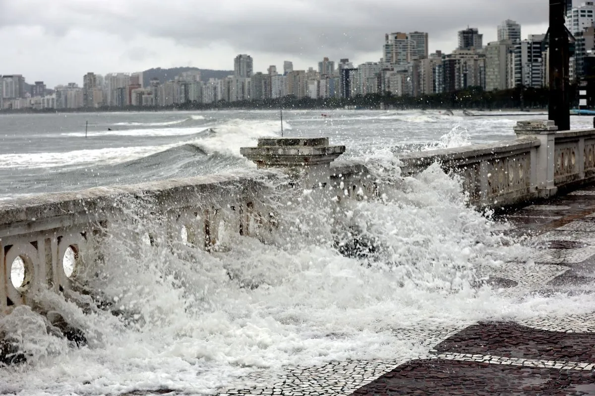 Defesa Civil alerta para ressaca, e ondas de 3 metros fecham Porto de Santos