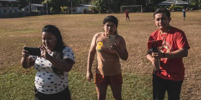 Au Brésil, l’accès à Internet fait entrer les peuples amazoniens dans la campagne présidentielle : « Cela montre aux politiques ce qui arrive ici ! »