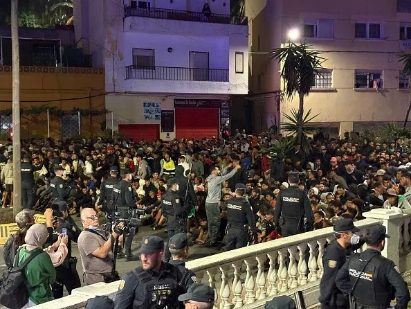 Vídeo: transferência de migrantes para alojamento provoca tumulto e confronto com a polícia em Ceuta