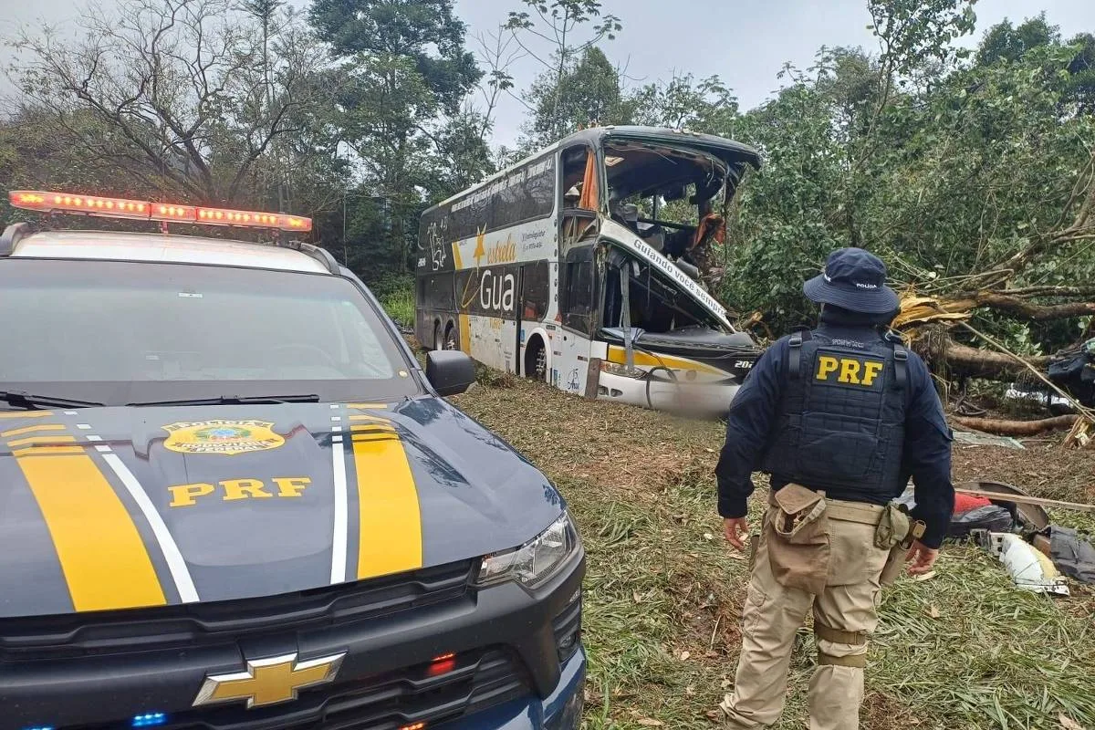 Acidente com ônibus em Petrópolis mobiliza favela de Belo Horizonte