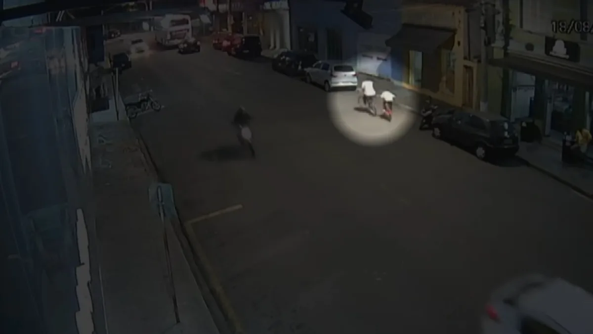 VÍDEO: criança de 8 anos em bicicleta é atropelada por moto no Centro de Itapira