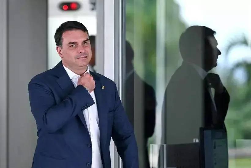 Flávio Bolsonaro cancela agenda em cidade onde pai sofreu facada
