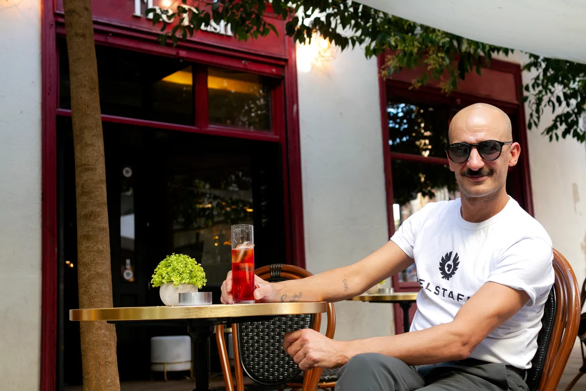 El bartender tras una coctelería de barrio, pero refinada, que rehúye las modas: "Estoy más por el trato que por hacer esferificaciones"
