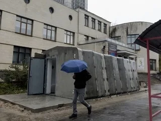 Guerre en Ukraine : la ville de Kiev installe son premier abri antiaérien dans la rue