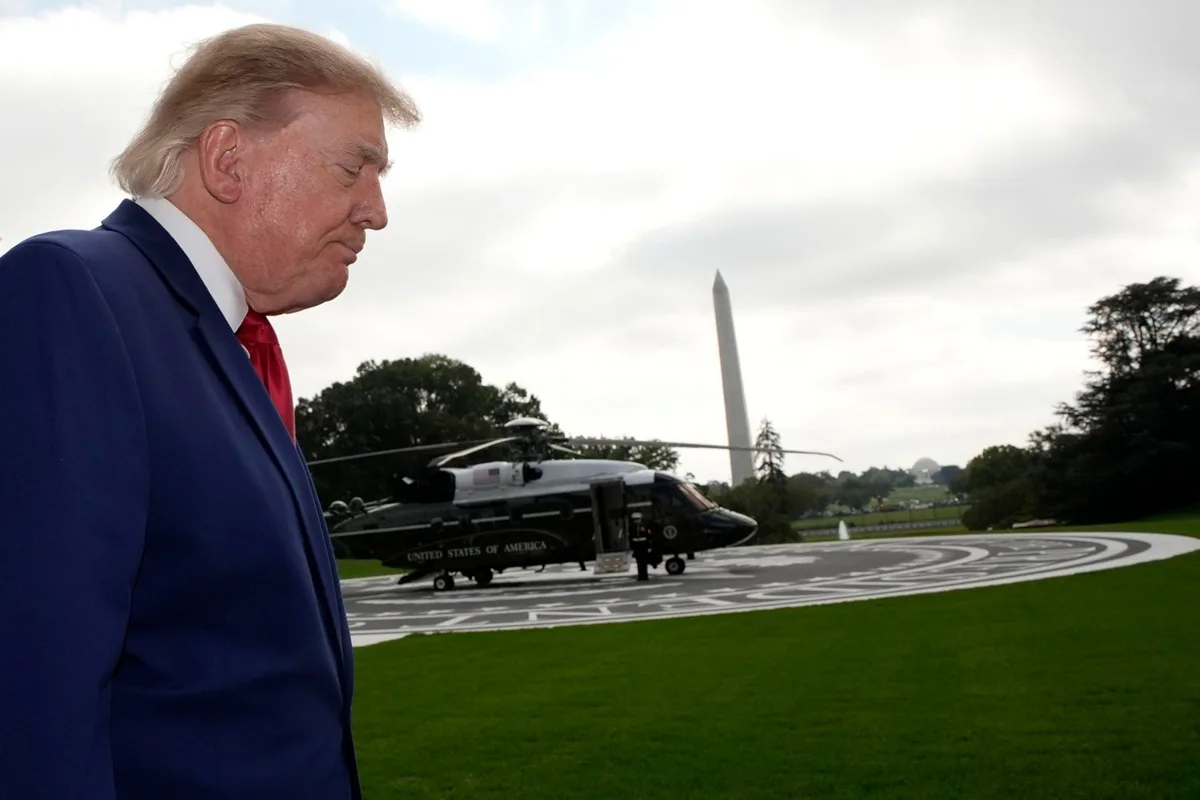 A semanas de las elecciones de medio término, aprobación de Trump cayó a su mínimo histórico