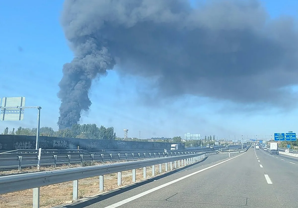 Recomiendan cerrar las ventanas de las viviendas cercanas al polígono Cogullada de Zaragoza por un aparatoso incendio