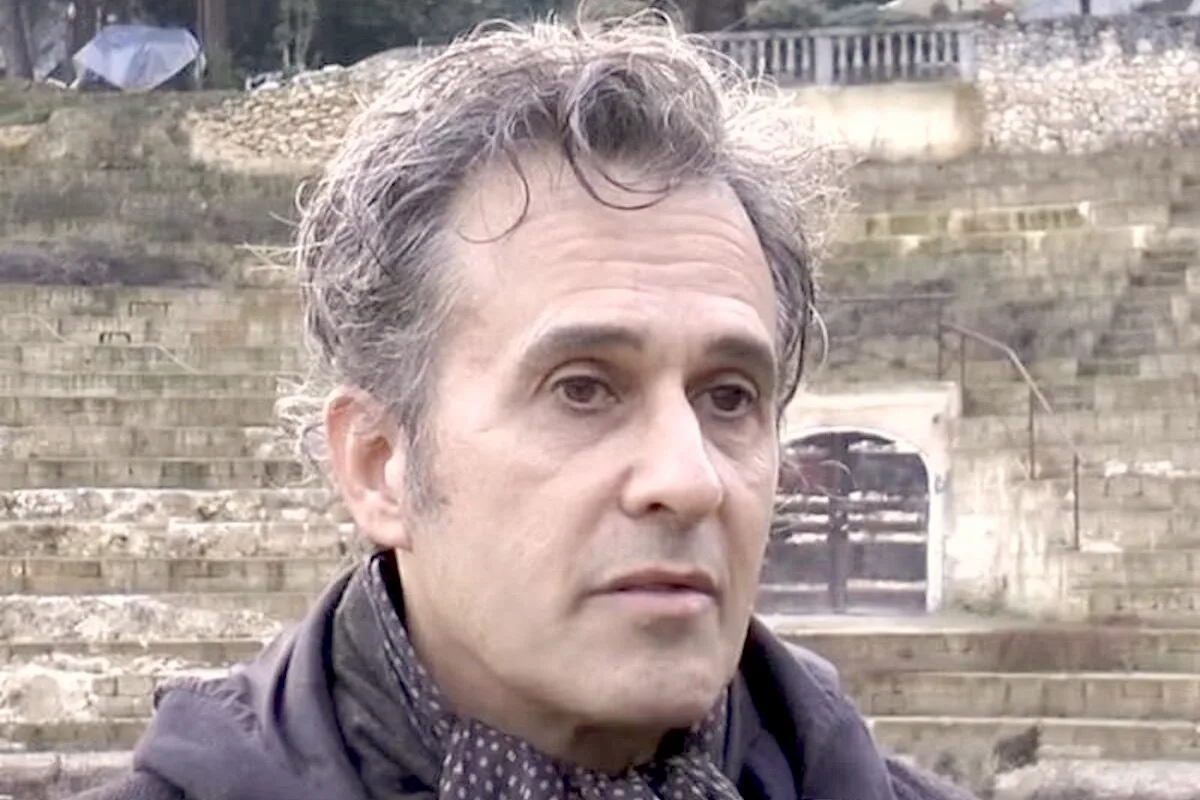 Construiu um anfiteatro “antigo”. Cobrou bilhetes. Acabou preso