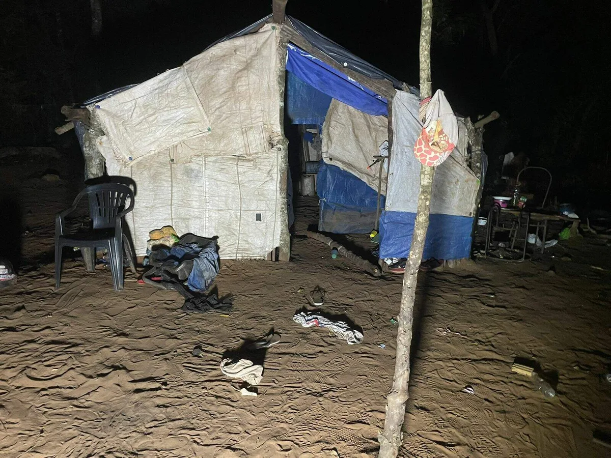 Mãe atacada com foice segue em estado grave após ver morte de bebê