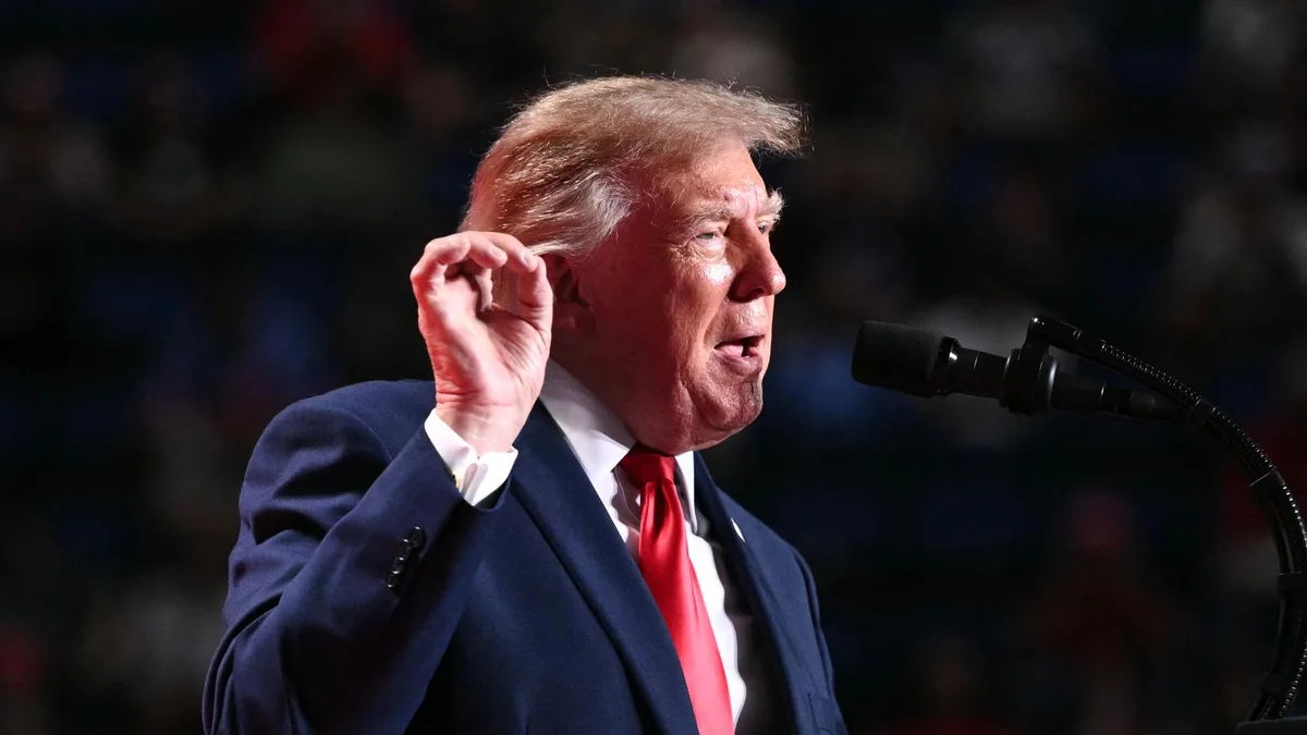 Midterms 2026 : Donald Trump interrompu à au moins sept reprises lors d’un meeting au Texas