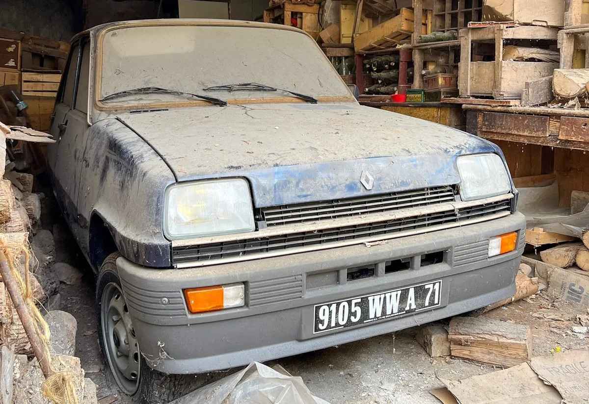 Un Renault 5 de 1982 olvidado durante 43 años en una granja francesa alcanza un precio récord en una subasta: solo había recorrido 12 kilómetros