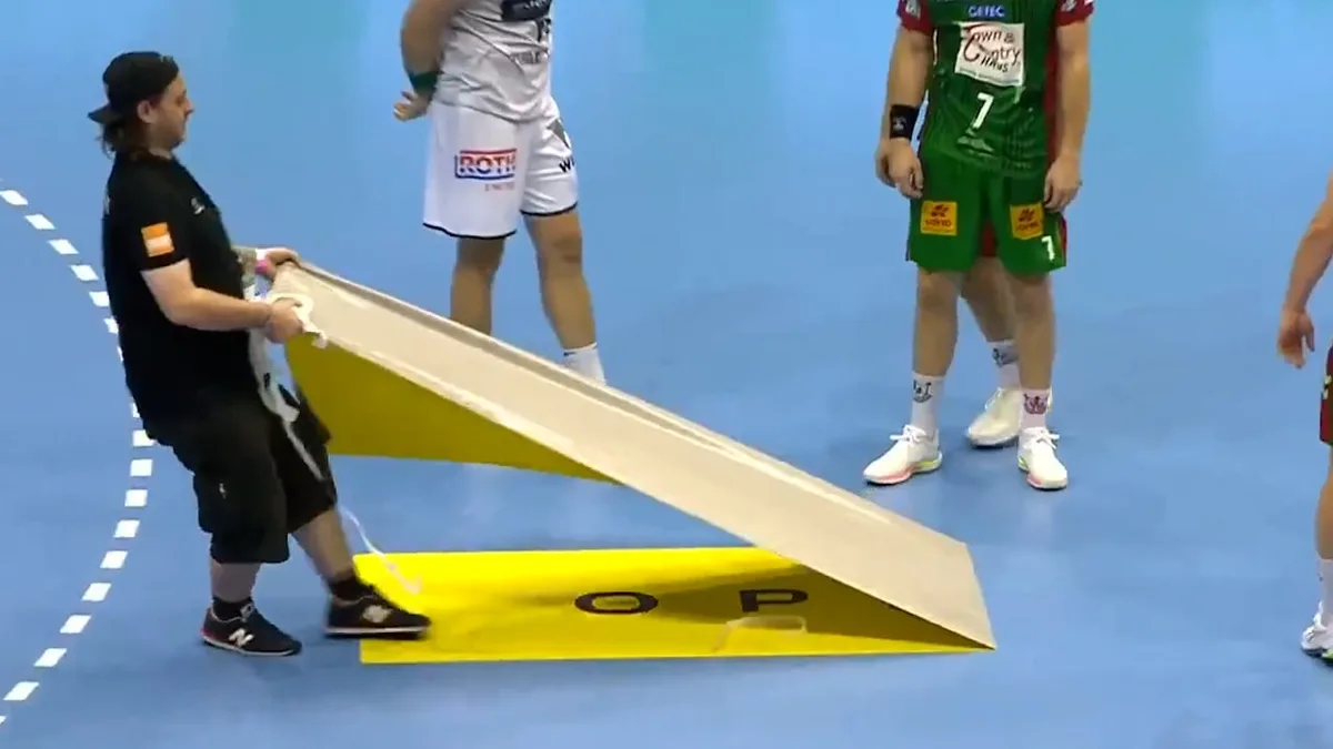 ALLE Werbeaufkleber müssen weg - Handball-Bundesligaspiel plötzlich unterbrochen!