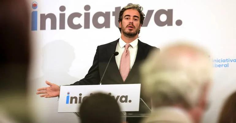 Num país de "empatas", IL acusa Governo de "comprar votos"