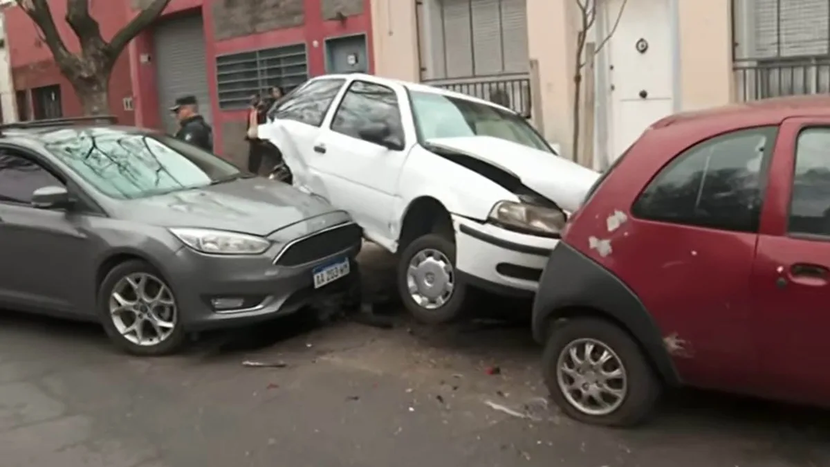 Una mujer alcoholizada chocó con su auto a cuatro vehículos estacionados en el barrio porteño de Flores