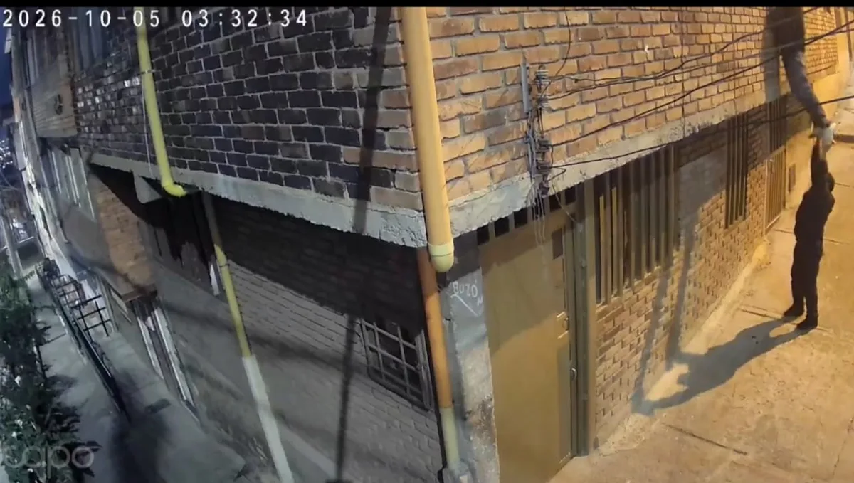 En video | Ladrones trepan las paredes de las casas para robar en Bogotá: aprovechan que las familias se encuentran descansando