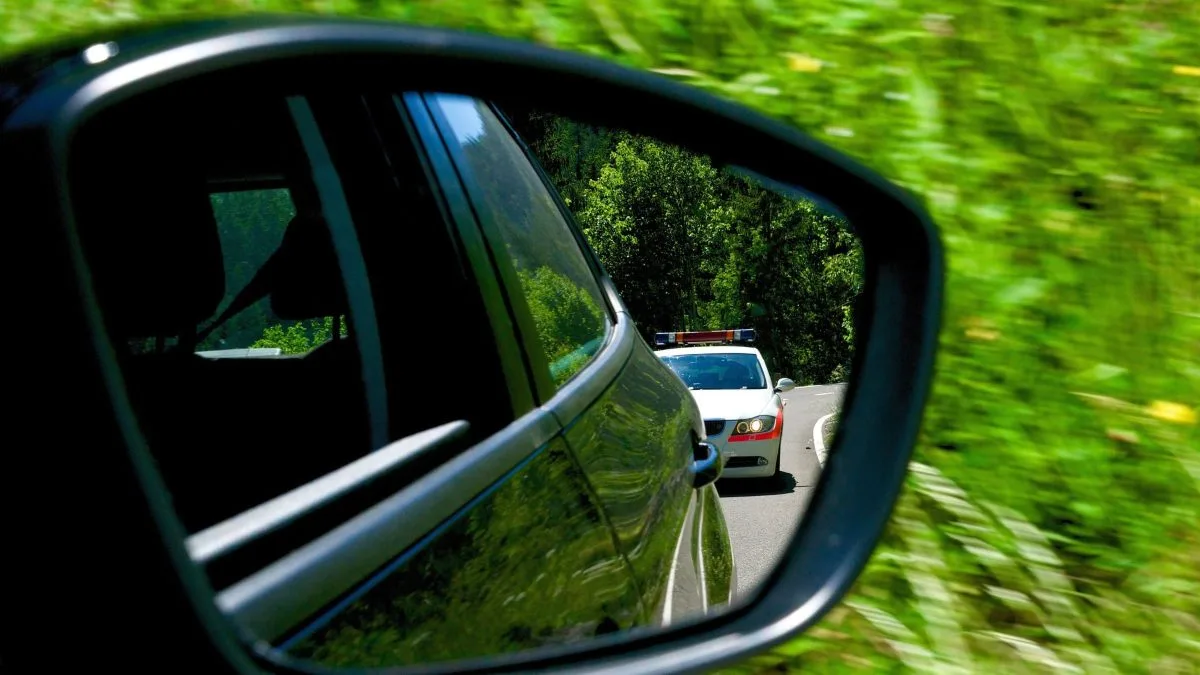 Pai persegue carro por mais de 40 quilômetros, causa acidente com sete feridos e leva criança de três anos