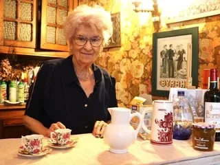 On a passé une heure avec Michelle, 88 ans, qui n’ouvre son bar qu’une fois tous les cinq ans