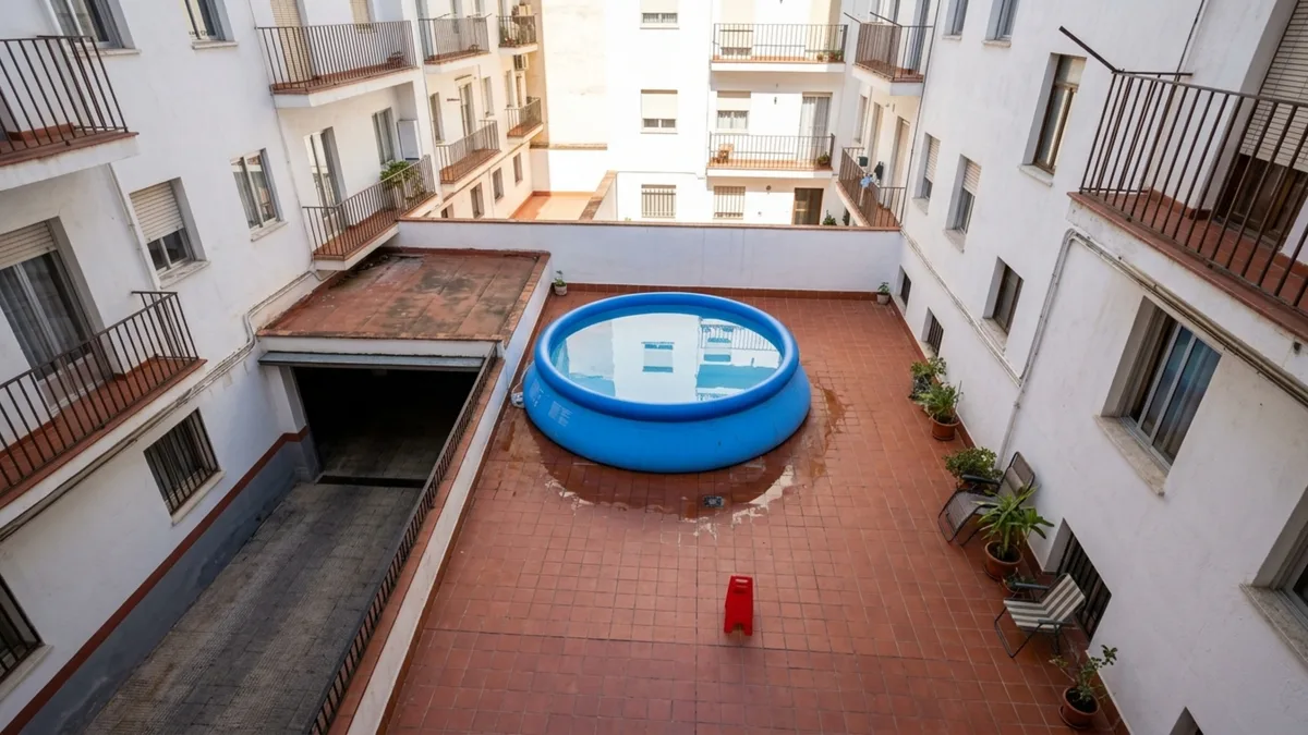 Ainda estão procurando pelo morador de Salamanca que colocou uma piscina portátil de 2 metros cúbicos no pátio de sua comunidade de vizinhos