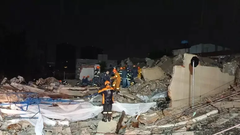 Prédio em construção desaba sobre casa e deixa 2 mortos