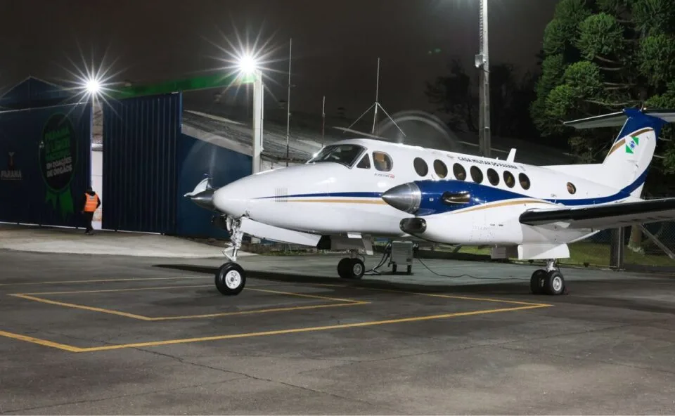 Avião do Estado busca pacientes de Adrianópolis para hemodiálise; município está isolado