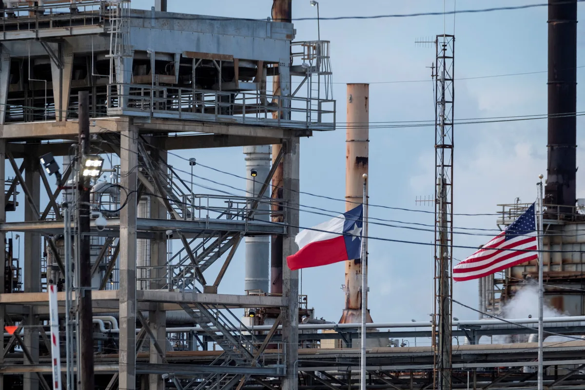 Las petroleras exprimen el margen de refino y su rally en Bolsa con el crudo en los 100 dólares