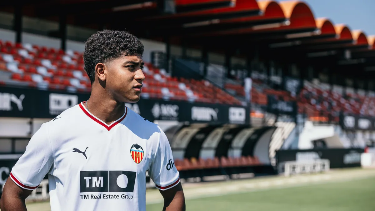 Román Davis es confirmado como nuevo lateral derecho del Valencia