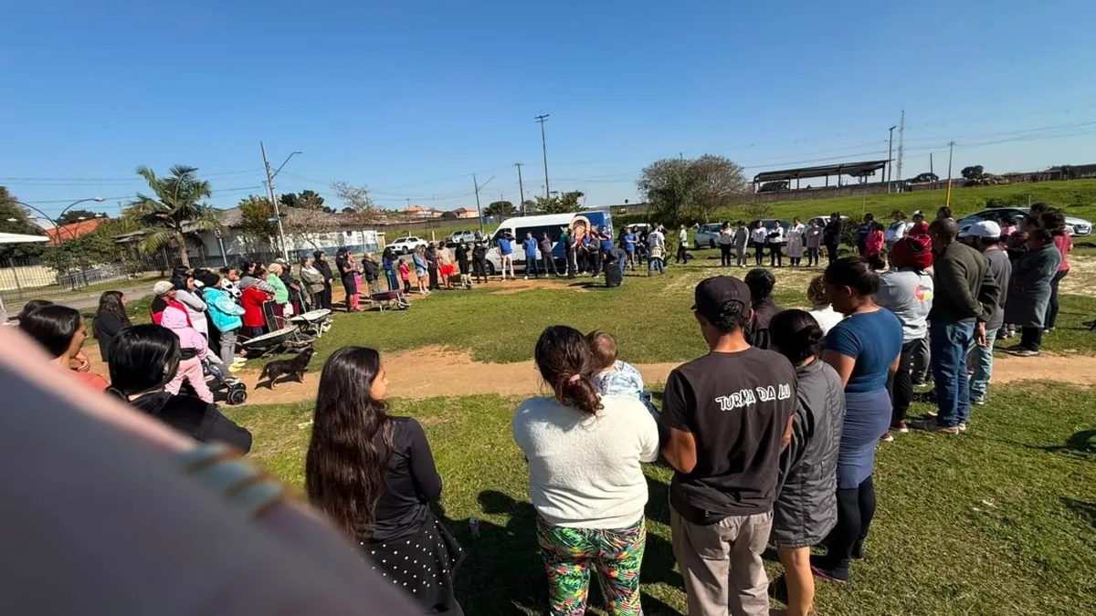Voluntários levam doações de alimentos para 1,5 mil famílias em Curitiba