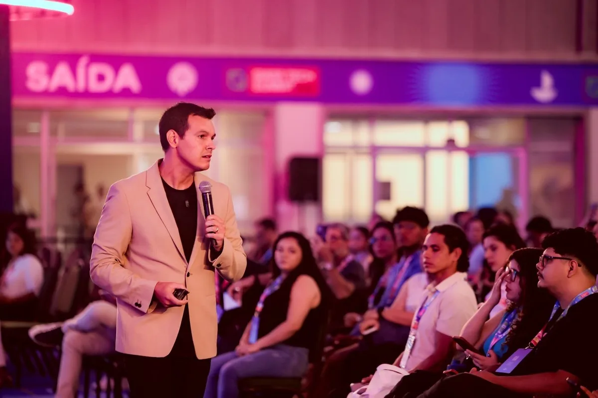 Rapha Falcão destaca importância do marketing digital e da IA para fortalecer negócios