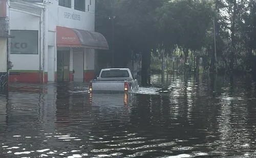 Lluvias provocan inundaciones y encharcamientos en Tláhuac e Iztapalapa; policías brindan apoyo a habitantes