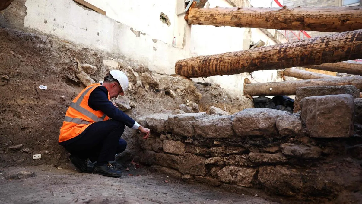 Hallan en el centro de París un posible tramo de la muralla de la antigua Lutecia gala