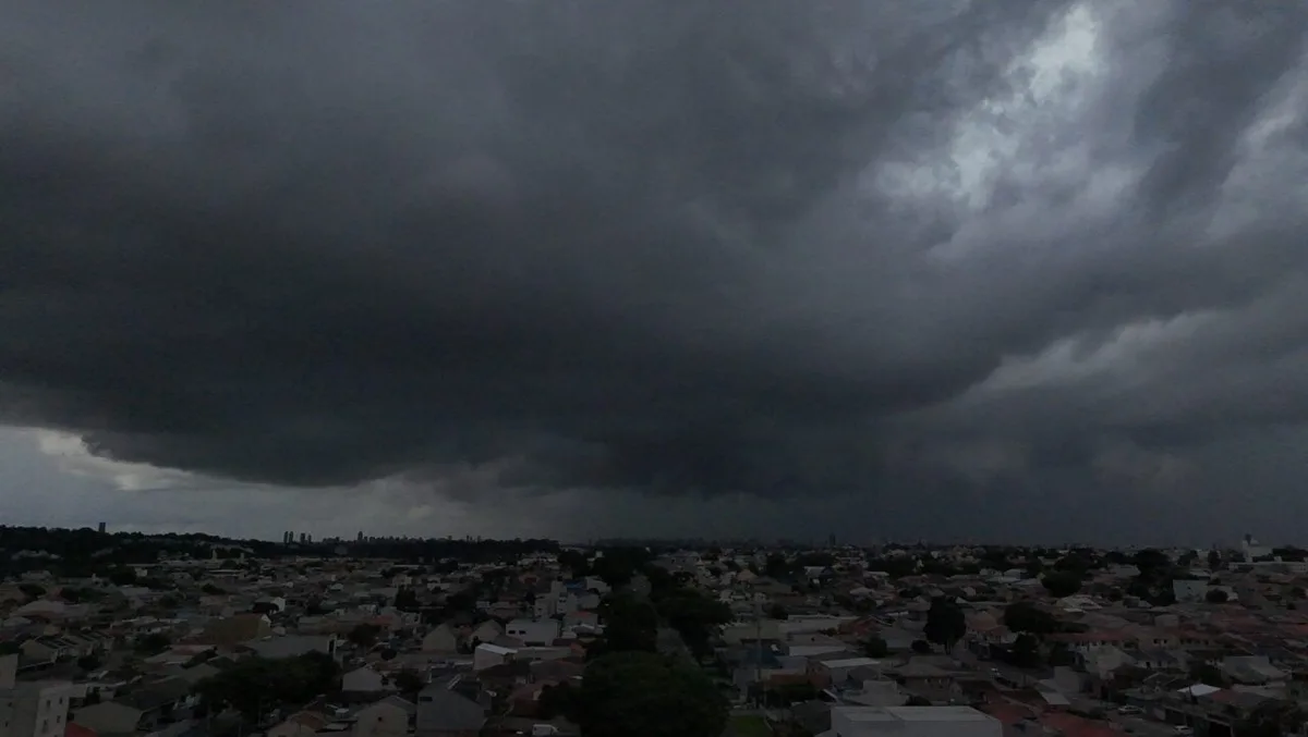 Temporais chegam à Grande Curitiba; clima só melhora no domingo