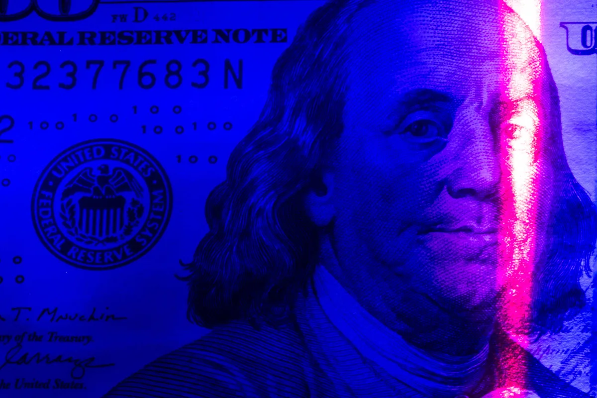 Dólar abre estável com guerra no Oriente Médio no radar