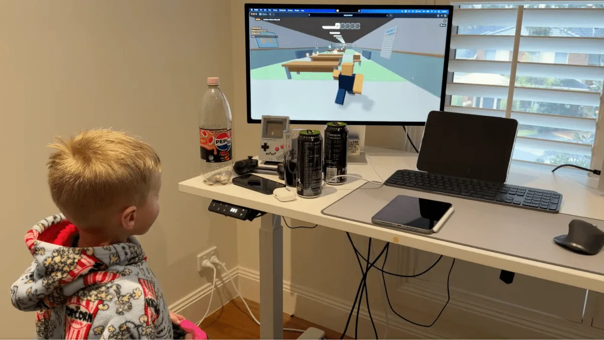 Pour protéger son fils des inconnus, ce développeur a créé son propre Roblox avec l’IA