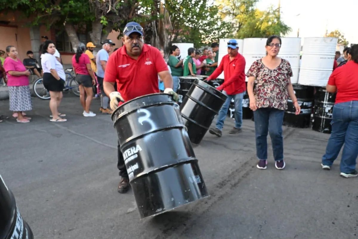 Entregan decenas de tambos para reforzar limpieza en Frontera