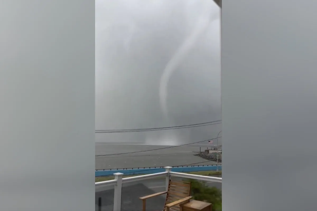 Tornado atinge Nova York e cria tromba d'água em praia