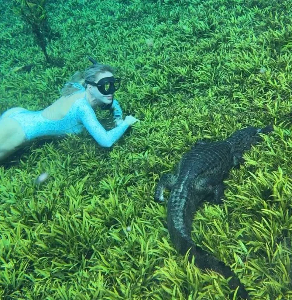 Recordista do Guinness, Karoline Meyer posa ao lado de jacaré em Bonito