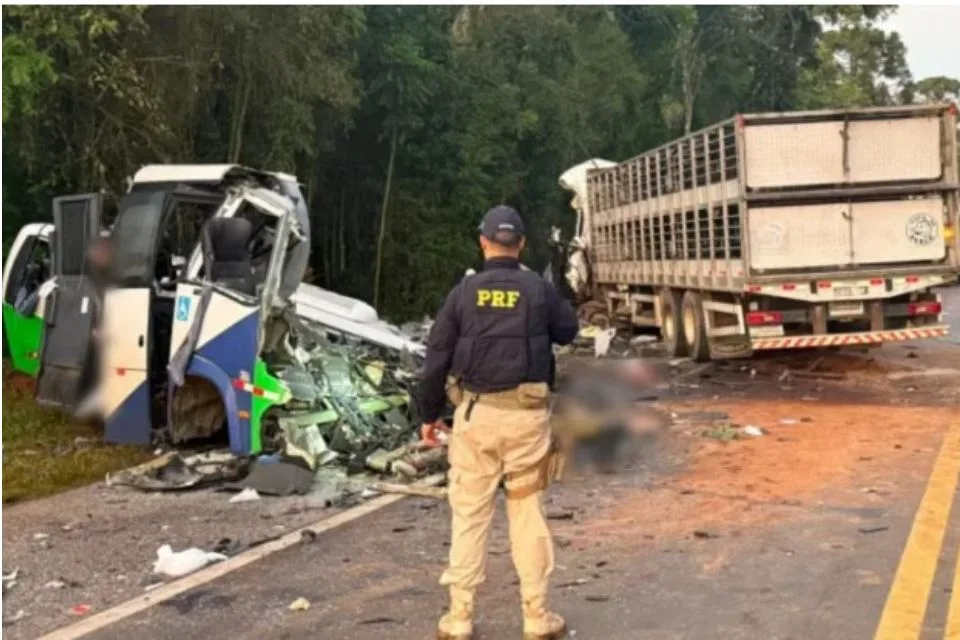 Choque en Brasil deja al menos 21 muertos: eran pacientes que iban a varios hospitales