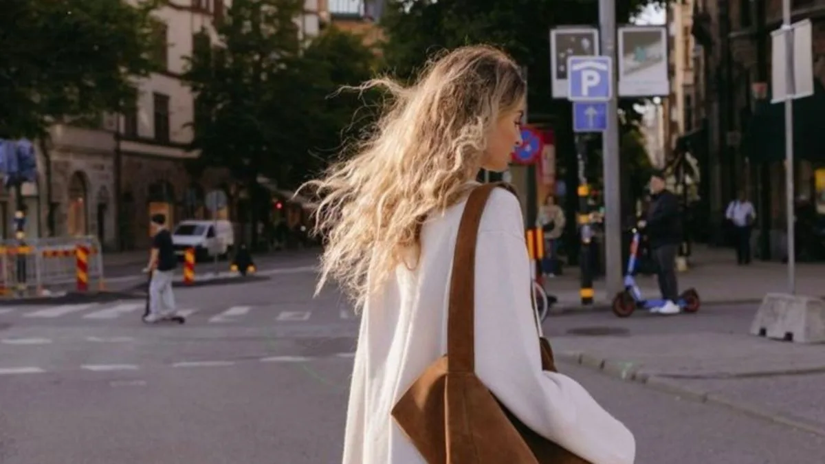 Mulher que odiava usar tênis fora da academia precisava caminhar por horas durante uma viagem e descobriu um sapato que conseguiu usar com vestidos, jeans e até para passear o dia inteiro