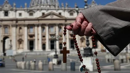 "Ça a été un choc" : à Rome, l'inquiétude des fidèles après l'opération du pape Léon XIV