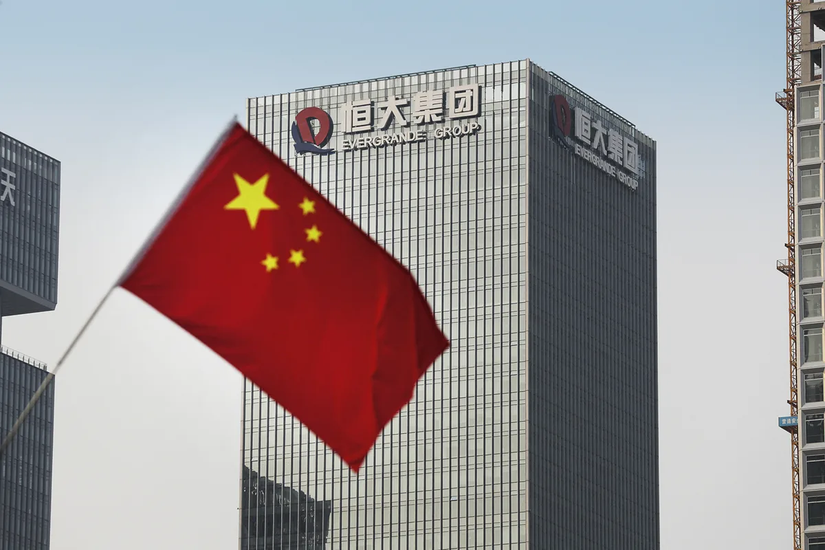 Fundador da Evergrande é condenado à prisão perpétua na China