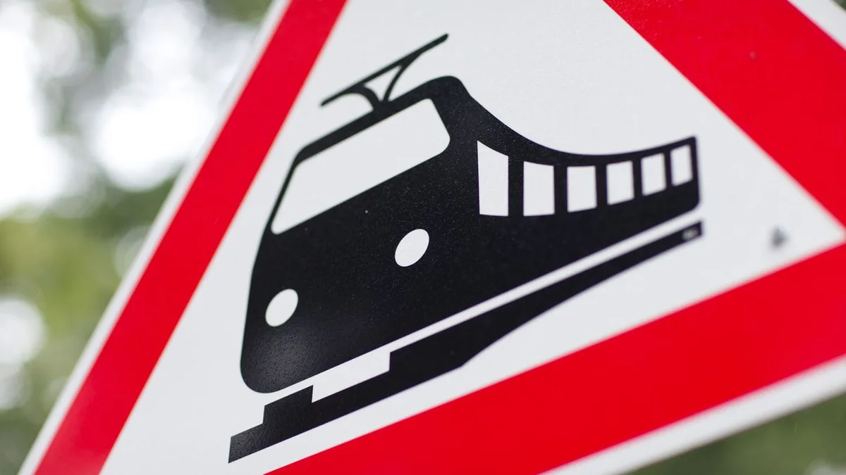 Flucht vom Unfallort: Traktor fährt gegen Schranke – stundenlanger Zugausfall