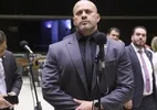 Com tornozeleira eletrônica, Daniel Silveira vai a ato com Flávio Bolsonaro no Rio