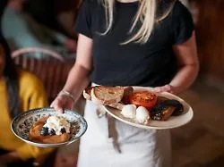 Gewerkschaft sieht Ziel verfehlt: Studie: Gastronomie-Steuersenkung kommt bei Gästen nicht an
