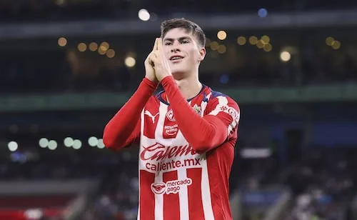 Chivas se queda sin "La Hormiga" González; el delantero será nuevo jugador del Olympiacos de Grecia
