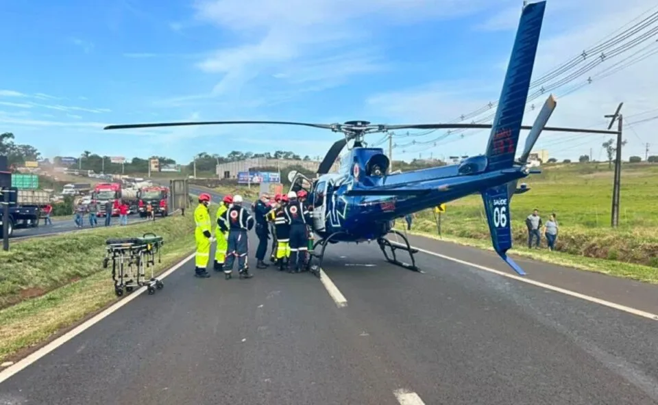 Carga de caminhão cai na pista e provoca capotamento na BR-376; vítima é resgatada de helicóptero